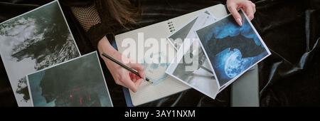 Bannière de site Web avec une adolescente méconnaissable dessinant un crâne humain bleu tout en étant allongé sur le lit entouré d'affiches gothiques Banque D'Images