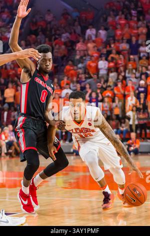 Avry Holmes (12 ans), garde des Clemson Tigers, lors du match de basket-ball de la NCAA opposant les Georgia Bulldogs et les Clemson Tigers, le vendredi 11 novembre 2016 au Littlejohn Coliseum, Clemson, SC. David Grooms/CSM(image de crédit : &copy ; David Grooms/Cal Sport Media/CSM via ZUMA Wire) Banque D'Images