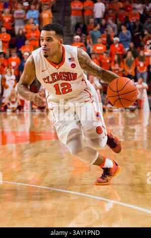 Avry Holmes (12 ans), garde des Clemson Tigers, lors du match de basket-ball de la NCAA opposant les Georgia Bulldogs et les Clemson Tigers, le vendredi 11 novembre 2016 au Littlejohn Coliseum, Clemson, SC. David Grooms/CSM(image de crédit : &copy ; David Grooms/Cal Sport Media/CSM via ZUMA Wire) Banque D'Images