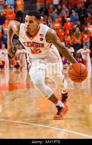 Avry Holmes (12 ans), garde des Clemson Tigers, lors du match de basket-ball de la NCAA opposant les Georgia Bulldogs et les Clemson Tigers, le vendredi 11 novembre 2016 au Littlejohn Coliseum, Clemson, SC. David Grooms/CSM(image de crédit : &copy ; David Grooms/Cal Sport Media/CSM via ZUMA Wire) Banque D'Images