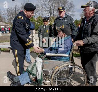 11 novembre 2016 - Emporia, Kansas, U. S - Service commémoratif de la journée des vétérans au parc commémoratif de la guerre Emporia Kansas. Le Major général Kevin Leonard (USA) accueille Paul Hahn, vétéran de la seconde Guerre mondiale, âgé de 99 ans, lors du service commémoratif aujourd'hui. (Crédit image : © Mark Reinstein via ZUMA Wire) Banque D'Images