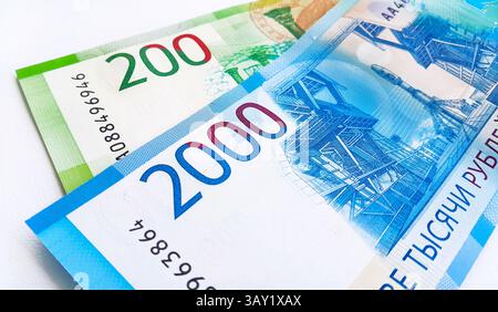 Gros plan de la nouvelle monnaie russe, billets de banque d'une valeur de deux mille deux cents roubles Banque D'Images