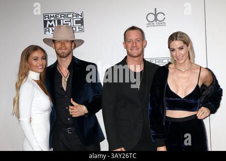 20 novembre 2016 - Los Angeles, CA, USA - LOS ANGELES - 20 nov : Hayley Stommel Hubbard, Tyler Hubbard, Brian Kelley, Brittney Marie Cole Kelley aux American Music Awards 2016 au Microsoft Theater le 20 novembre 2016 à Los Angeles, CA (crédit image : © Kathy Hutchins/Newscom via ZUMA Press) Banque D'Images