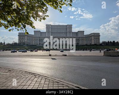 Le Palais du Parlement à Bucarest, également connu sous le nom de Maison de la République ou Maison du peuple, est le siège du Parlement de Roumanie. Banque D'Images