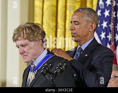 22 novembre 2016 - Washington, District of Columbia, États-Unis - le président américain BARACK OBAMA remet la Médaille présidentielle de la liberté à l'acteur, réalisateur, producteur, homme d'affaires et écologiste ROBERT REDFORD lors d'une cérémonie dans la salle est de la Maison Blanche. (Crédit image : © Ron Sachs/CNP via ZUMA Wire) Banque D'Images