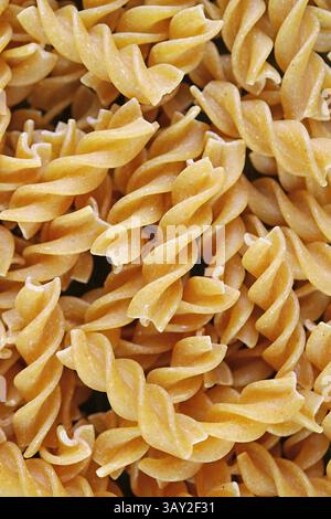 Tas de pâtes Fusilli de blé entier séché non cuites Banque D'Images