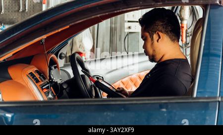 Bangkok, Thaïlande - 5 mai 2017 : mécanicien automobile non identifié ou réparateur vérifiant un moteur de voiture par des outils électriques OBD-II pour le problème de réparation et de réparation à Banque D'Images
