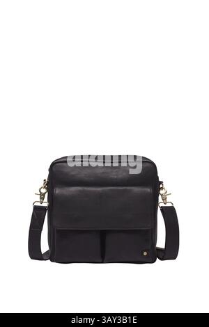 un sac à bandoulière élégant en cuir noir avec une bandoulière réglable est présenté sur un fond blanc propre Banque D'Images