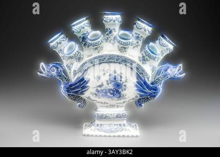 Vase en porcelaine magnifiquement conçu orné de motifs floraux bleus complexes et de créatures mythiques, avec plusieurs ouvertures pour les fleurs. La forme élégante et les embellissements détaillés dégagent un sens de l'art et de l'artisanat., attribué à de Grieksche A Factory, active 1657-1818, peut-être Adriaen Kocx, Dutch, active 1686 - 1701, vase à fleurs, entre 1690 et 1700, faïence émaillée avec décoration émail, total : 11 × 12 × 3 1/2 pouces (27,9 × 30,5 × 8,9 cm), art classique avec une touche moderne réinventée par Artotop Banque D'Images