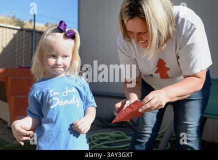 12 octobre 2016 - Fresno, CA, États-Unis - Norah Kerr, 4 ans, remet une enveloppe d'argent qu'elle a gagnée grâce à des remboursements de recyclage à Brenda Mitchell, présidente du conseil d'administration de Fresno Humane animal services, au Centeron Oct. 12, 2016 à Fresno, Calif. (Image de crédit : © Craig Kohlruss/TNS via ZUMA Wire) Banque D'Images