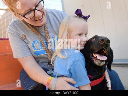 12 octobre 2016 - Fresno, CA, États-Unis - Norah Kerr, 4 ans, embrasse son chien Sadie après avoir déposé de l'argent de recyclage à Fresno Humane animal services avec sa mère Amanda Kerr le 12 octobre 2016 à Fresno, Calif. (Image de crédit : © Craig Kohlruss/TNS via ZUMA Wire) Banque D'Images