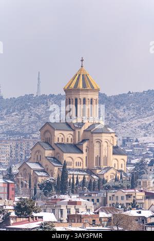 Une scène hivernale pittoresque à Tbilissi, Géorgie, mettant en valeur un centre historique enneigé. L'architecture, couronnée par une superbe Sainte Trinité Cathée Banque D'Images