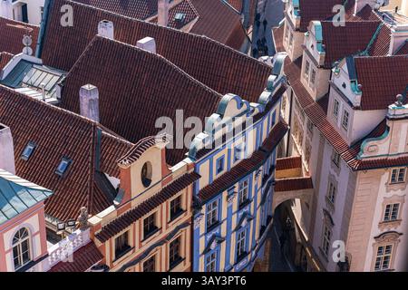 Vue en grand angle avec les toits complexes et les façades colorées des bâtiments du quartier historique de la vieille ville de Prague sous un ciel dégagé. Banque D'Images