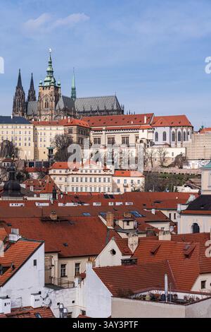Une vue pittoresque sur les gratte-ciel de Prague, mettant en valeur l'emblématique château de Prague dominé par ses flèches distinctives et entouré d'un toit rouge traditionnel Banque D'Images