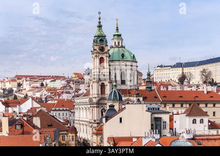 Cette image montre la beauté pittoresque du quartier historique de Prague avec ses toits ornés et ses détails architecturaux majestueux, sur un s clair Banque D'Images