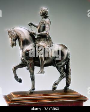 Sculpture en bronze détaillée représentant un chevalier monté en armure, tenant une épée en toute confiance, dégageant force et élégance. Le cheval se dresse fièrement, présentant des dessins complexes à la fois sur le cavalier et le pied, mis en évidence par une base polie qui ajoute une touche de grandeur., attribué à Francesco Fanelli, Italien, actif 1608 - mort en 1661, Don Gaspar de Guzman, Duc de San Lucar, connu comme le Comte-Duc d'Olivares (1587-1645), CA. Entre 1630 et 1635, bronze, ensemble (sculpture) : 15 3/4 × 12 × 6 5/8 pouces (40 × 30,5 × 16,8 cm), art classique avec une touche moderne réinventée par Artotop Banque D'Images