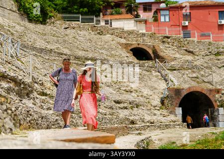 Mai 2024. Durres, Albanie. Les vestiges de l'amphithéâtre romain, construit au début du IIe siècle après JC. Il est de forme elliptique, avec le l Banque D'Images