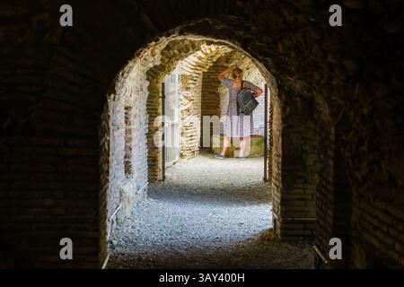Mai 2024. Durres, Albanie. Les vestiges de l'amphithéâtre romain, construit au début du IIe siècle après JC. Il est de forme elliptique, avec le l Banque D'Images