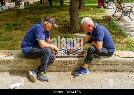 Mai 2024. Durres, Albanie. Deux hommes jouant aux échecs dans un parc. Photo : © Simon Grosset Banque D'Images