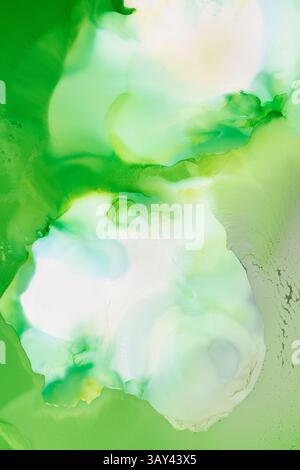 Composition abstraite vibrante avec des nuances tourbillonnantes de vert et de blanc doux, créant une texture d'encre fluide et rêveuse qui évoque les formes naturelles et l'org Banque D'Images