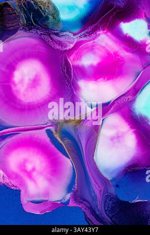 Des teintes roses et bleues vibrantes tourbillonnent ensemble dans cet art abstrait de l'encre sur une toile. Magenta riche et détails violets subtils améliorent le fluide et rêveur qu Banque D'Images