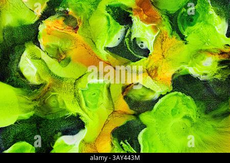 Une peinture abstraite vibrante avec des textures vertes galactiques et des notes de jaune. Le design fluide évoque la beauté vivante de la nature, créant un a énergique Banque D'Images