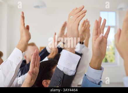 Levé la main de professionnels qui posent des questions lors d'Une réunion Banque D'Images