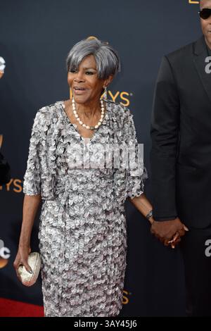 18 septembre 2016 - Los Angeles, Californie, États-Unis - CICELY TYSON arrive pour la 68e édition des Primetime Emmy Awards, qui se tient au Microsoft Theatre. (Crédit image : © Kevin Sullivan/ZUMA Wire/ZUMAPRESS.com) Banque D'Images