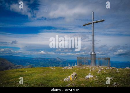 Image de la Croix du Mont Aloña à Oñati, pays Basque. Banque D'Images