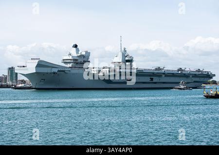 Base navale de Portsmouth, Hampshire, Royaume-Uni. 22 avril 2025. Le HMS Prince of Wales quitte la base navale de Portsmouth le 22 avril 2025 pour un deploment de 8 mois où il prendra en charge l’UKCSG (UK Carrier Strike Group) dans l’Indo-Pacifique. Photo de Emma Terracciano crédit : Emma Terracciano/Alamy Live News Banque D'Images