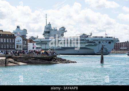 Base navale de Portsmouth, Hampshire, Royaume-Uni. 22 avril 2025. Le HMS Prince of Wales quitte la base navale de Portsmouth le 22 avril 2025 pour un deploment de 8 mois où il prendra en charge l’UKCSG (UK Carrier Strike Group) dans l’Indo-Pacifique. Photo de Emma Terracciano crédit : Emma Terracciano/Alamy Live News Banque D'Images