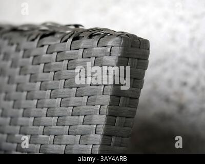 Un détail de chaise d'extérieur en plastique entrelacé Banque D'Images