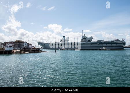 Base navale de Portsmouth, Hampshire, Royaume-Uni. 22 avril 2025. Le HMS Prince of Wales quitte la base navale de Portsmouth le 22 avril 2025 pour un deploment de 8 mois où il prendra en charge l’UKCSG (UK Carrier Strike Group) dans l’Indo-Pacifique. Photo de Emma Terracciano crédit : Emma Terracciano/Alamy Live News Banque D'Images