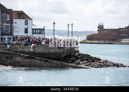 Base navale de Portsmouth, Hampshire, Royaume-Uni. 22 avril 2025. Le HMS Prince of Wales quitte la base navale de Portsmouth le 22 avril 2025 pour un deploment de 8 mois où il prendra en charge l’UKCSG (UK Carrier Strike Group) dans l’Indo-Pacifique. Photo de Emma Terracciano crédit : Emma Terracciano/Alamy Live News Banque D'Images