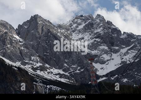 Une belle vue depuis le sommet de Zugspitze sur les Alpes au printemps. Alpes bavaroises, Allemagne. Station de ski de Zugspitze. Printemps dans les Alpes bavaroises. Banque D'Images