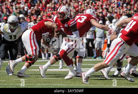 17 septembre 2016 , CA : le quarterback #4 du Nebraska Tommy Armstrong Jr dans le terrain arrière remet la balle pendant le match de football de la NCAA entre les Ducks de l'Oregon et la victoire des Cornhuskers du Nebraska 35-32 au Tom Osborne Field Memorial Stadium Lincoln, Neb. Thurman James / CSM(image de crédit : &copy ; Thurman James / Cal Sport Media via ZUMA Wire) Banque D'Images
