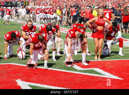 17 septembre 2016 , CA : les joueurs du Nebraska avant le match de football de la NCAA entre les Ducks de l'Oregon et les Cornhuskers du Nebraska 35-32 gagnent au Tom Osborne Field Memorial Stadium Lincoln, Neb. Thurman James / CSM(image de crédit : &copy ; Thurman James / Cal Sport Media via ZUMA Wire) Banque D'Images