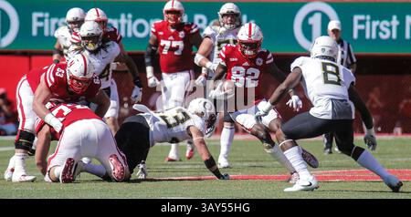 17 sept. 2016 , CA : Nebraska Nebraska le receveur Alonzo Moore #82 s'éloigne d'un tacle pour un long gain pendant le match de football de la NCAA entre les Ducks de l'Oregon et la victoire des Cornhuskers du Nebraska 35-32 au Tom Osborne Field Memorial Stadium Lincoln, Neb. Thurman James / CSM(image de crédit : &copy ; Thurman James / Cal Sport Media via ZUMA Wire) Banque D'Images