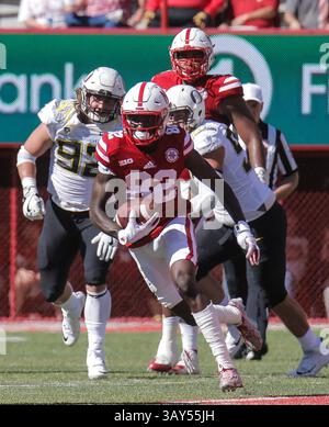 17 sept. 2016 , CA : Nebraska Nebraska le receveur Alonzo Moore #82 s'éloigne d'un tacle pour un long gain pendant le match de football de la NCAA entre les Ducks de l'Oregon et la victoire des Cornhuskers du Nebraska 35-32 au Tom Osborne Field Memorial Stadium Lincoln, Neb. Thurman James / CSM(image de crédit : &copy ; Thurman James / Cal Sport Media via ZUMA Wire) Banque D'Images