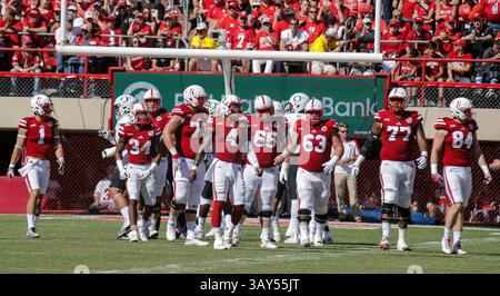 17 septembre 2016 , CA : attaque du Nebraska marchant vers la ligne de touche pendant le match de football de la NCAA entre les Ducks de l'Oregon et la victoire des Cornhuskers du Nebraska 35-32 au Tom Osborne Field Memorial Stadium Lincoln, Neb. Thurman James / CSM(image de crédit : &copy ; Thurman James / Cal Sport Media via ZUMA Wire) Banque D'Images