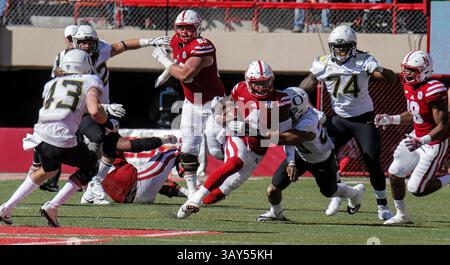 17 septembre 2016 , CA : le quarterback du Nebraska Tommy Armstrong Jr. #4 court pour un court gain pendant le match de football de la NCAA entre les Ducks de l'Oregon et les Cornhuskers du Nebraska 35-32 victoire au Tom Osborne Field Memorial Stadium Lincoln, Neb. Thurman James / CSM(image de crédit : &copy ; Thurman James / Cal Sport Media via ZUMA Wire) Banque D'Images