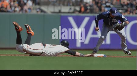 14 septembre 2016 - San Francisco, CA, États-Unis - la ceinture de Brandon des Giants de San Francisco, à gauche, est forcée de sortir en deuxième position par Luis Sardinas des Padres de San Diego après une sortie de ligne par Conor Gillaspie en deuxième manche à AT&T Park à San Francisco le mercredi 14 septembre 2016. Les Padres ont gagné, 3-1. (Crédit image : © Dan Honda/TNS via ZUMA Wire) Banque D'Images