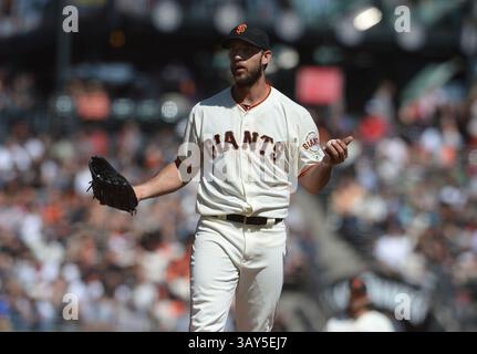 14 septembre 2016 - San Francisco, CA, USA - Madison Bumgarner des Giants de San Francisco (40) demande l'emplacement d'un ballon appelé contre les Padres de San Diego en sixième manche à AT&T Park à San Francisco le mercredi 14 septembre 2016. Les Padres ont gagné, 3-1. (Crédit image : © Dan Honda/TNS via ZUMA Wire) Banque D'Images