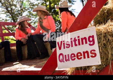 23 juillet 2015 - Cheyenne, Wyoming, États-Unis d'Amérique - les Reines de beauté des cowgirls attendent le début du défilé Cheyenne Frontier Days dans la capitale de l'État le 23 juillet 2015 à Cheyenne, Wyoming. Frontier Days célèbre les traditions des cow-boys de l'Ouest avec un rodéo, un défilé et une foire. (Crédit image : © Richard Ellis via ZUMA Wire) Banque D'Images