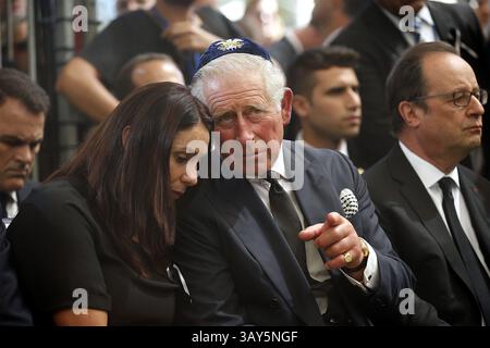30 septembre 2016 - Jérusalem, ISRAËL - le prince Charles, au centre, s'entretient avec le ministre israélien des Sports et de la culture Miri Regev, alors que le président français François Hollande, à droite, est assis à proximité, lors de la cérémonie d'enterrement lors des funérailles de l'ancien président israélien Shimon Peres au cimetière du Mont Herzl à Jérusalem, vendredi 30 septembre 2016. (Crédit image : © Prensa Internacional via ZUMA Wire) Banque D'Images
