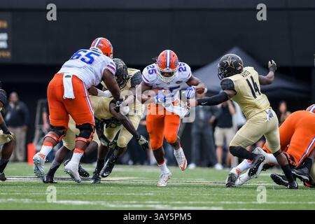 1 octobre 2016 - Jordan Scarlett #25 courir la balle pendant le match de football de la NCAA entre les Florida Gators et les Vanderbilt Commodores au stade Vanderbilt à Nashville, TN photo par Thomas McEwen/Cal Sport Media(crédit image : &copy ; Thomas McEwen/Cal Sport Media via ZUMA Wire) Banque D'Images