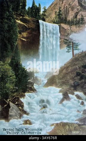 Cette vieille carte postale capture Vernal Falls, une superbe cascade dans la vallée de Yosemite, en Californie. L'eau cristalline coule le long du terrain rocheux Banque D'Images