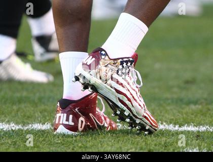 13 novembre 2016 - Pittsburgh, Pennsylvanie, U. S - Pittsburgh Steelers récepteur large Antonio Brown (84) portant des crampons personnalisés ce jour des vétérans. Les crampons rendent hommage à l'ancien cardinal de l'Arizona devenu Ranger de l'armée Pat Tillman qui a été tué au combat. (Crédit image : © Brian Kunst via ZUMA Wire) Banque D'Images