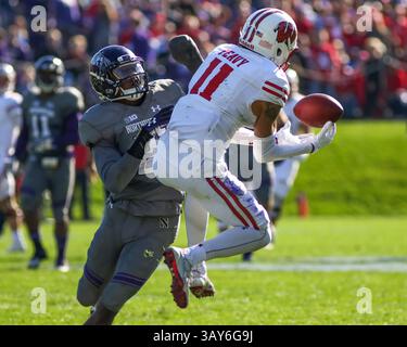 5 novembre 2016 - le récepteur large des Badgers du Wisconsin Jazz Peavy (11) tente la réception de la passe qui a été abandonnée pendant l'action de match de football de la NCAA entre le Wisconsin et l'Université Northwestern à Ryan Field à Evanston, il. (Image de crédit : &copy ; Gary E Duncan SR/CSM via ZUMA Wire) Banque D'Images