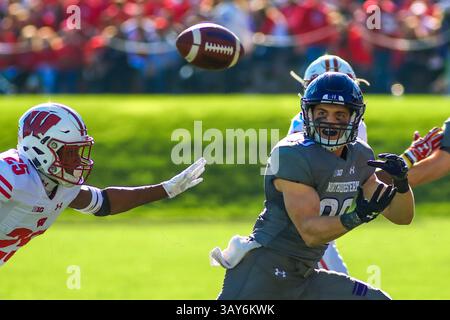 5 novembre 2016 - Austin Carr (80), receveur des Wildcats du Nord-Ouest, regarde dans la passe lors d'un match de football de la NCAA entre le Wisconsin et l'Université Northwestern à Ryan Field à Evanston, il. (Image de crédit : &copy ; Gary E Duncan SR/CSM via ZUMA Wire) Banque D'Images